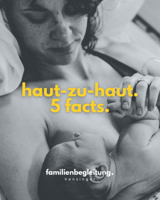 Haut-zu-Haut ist viel viel mehr als einfach nur kuscheln: es ist ein biologisches Grundbedürfnis und essenziell für dich und dein Kind. Hier 5 Facts, die du vielleicht noch nicht kanntest:

1. Haut zu Haut reguliert ALLES:
Herzfrequenz, Atmung, Blutzucker, Körpertemperatur – dein Körper gibt deinem Baby die Info: „Du bist sicher“. Das nennt sich Co-Regulation und ist magisch. Wenn nichts mehr geht, kann Körperkontakt Wunder wirken. Und es gibt absolut nichts, dass das ersetzen kann. Außer natürlich Papa/ nahe Bezugsperson, der/die dafür ebenfalls das T-Shirt auszieht. 😊

2. Oxytocin ist Queen:
Wenn du mit deinem Baby kuschelst, wird ordentlich Oxytocin ausgeschüttet. Das „Kuschelhormon“ fühlt sich toll an und ist ein Multitalent. Es trägt euch durch die Geburt, lässt die Milch fließen und hilft z.B. bei Stress. Deshalb ist Haut zu Haut so heilsam. Für uns alle.

3. Hautkontakt fördert Hirnentwicklung: 
Berührung aktiviert das Nervensystem – es stärkt soziale Wahrnehmung, emotionale Intelligenz und kognitive Entwicklung. Mehr Nähe = stärkere Fähigkeit zur Bindung. Und ganz ehrlich - wie wichtig ist das?

4. Dein Körper reguliert dein Baby: 
Deine Haut ist ein Thermostat: sie gleicht Temperatur, Herzschlag, Atmung und Blutzucker deines Babys aus. Das funktioniert automatisch. 🌡

5. Haut an Haut synchronisiert den Schlaf: 
Mama und Kind stimmen sich hormonell und neurologisch aufeinander ab – sogar die Hirnwellen. Das macht das Schlafen im Familienbett neben Mama auch so sicher und ist wie so vieles ein crazy Hack der Natur. ❤️

Besonderer Tipp:
✨ Auch Papas Haut oder die Haut einer anderen nahen Bezugsperson reguliert – go for it! 🫶

#oxytocin #hautaufhaut #skintoskin #schwanger25 #schwanger26 #schwangerschaft #baby25 #baby26 #familienbegleitunghenzinger #geburtsvorbereitung #stillvorbereitung